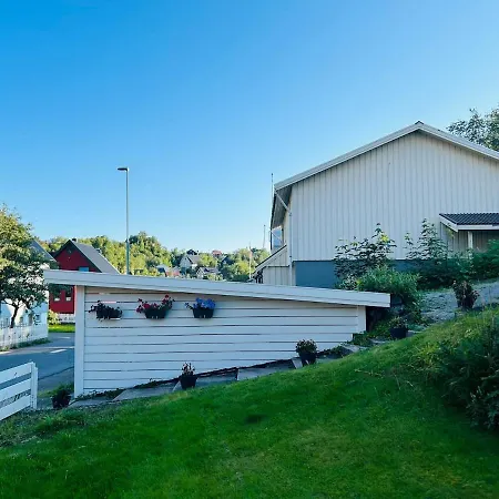 Koselig Hus I I Lofoten Med Elbil-lader